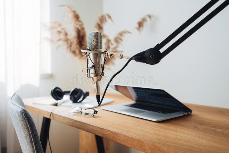 Studio rozgłoszeniowe. wnętrze podkastu obrazy royalty free