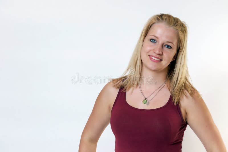 Studio strzelał młoda blond kobieta ono uśmiecha się na kamerze zdjęcia royalty free Studio strzelał młoda blond kobieta ono uśmiecha się na kamerze zdjęcia royalty free