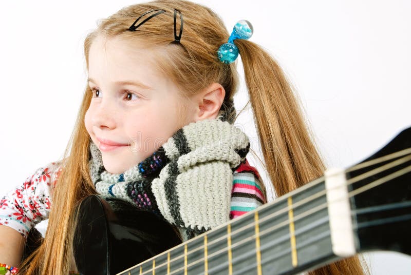 Petite Fille Avec La Guitare Rouge, Se Reposant Image stock - Image du  mignon, pièce: 40206335