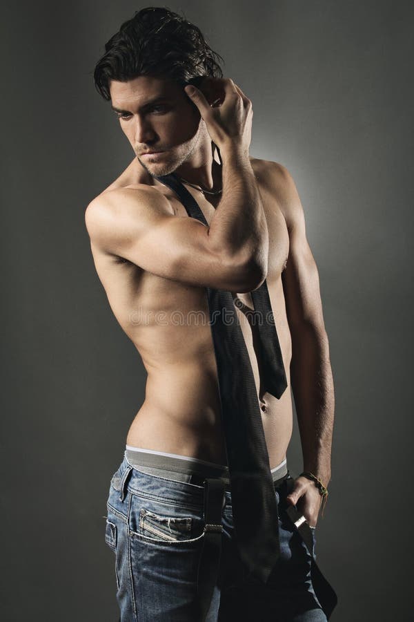 Studio tiré d'un homme bel sans chemise photographie stock libre de droits Studio tiré d'un homme bel sans chemise photographie stock libre de droits