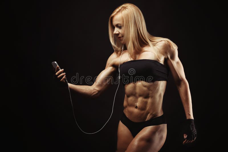 Studio tiré de la jeune femme musculaire photographie stock Studio tiré de la jeune femme musculaire photographie stock