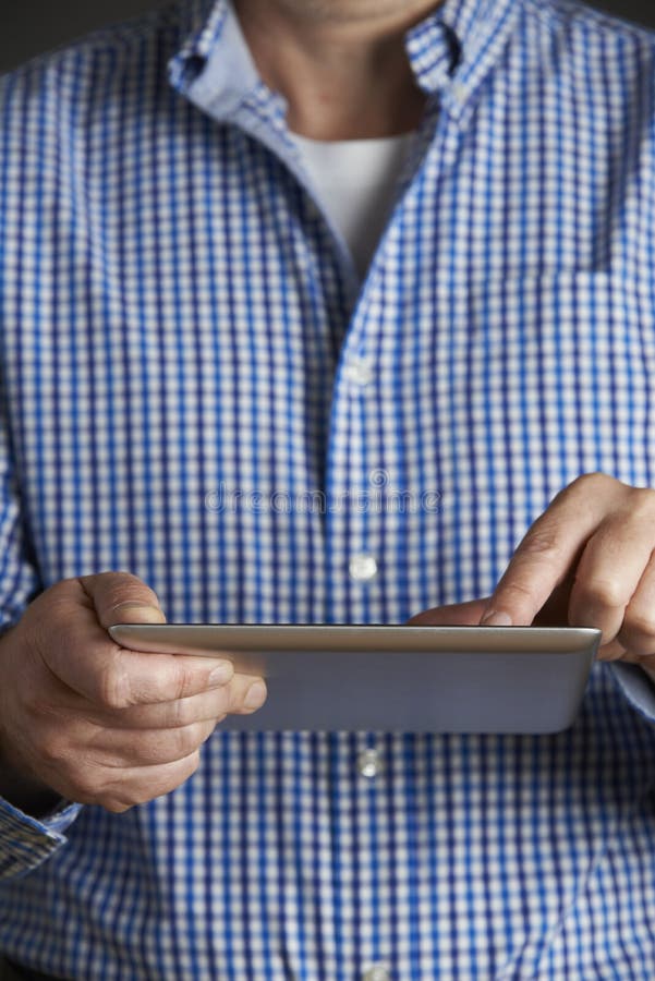 Studio van de Mens wordt geschoten die Digitale Tablet gebruiken die stock foto Studio van de Mens wordt geschoten die Digitale Tablet gebruiken die stock foto