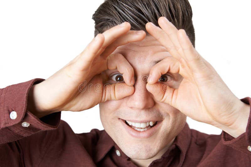Studio van de Mens wordt geschoten die Schouwspelvorm met Zijn Handen maken die stock afbeelding Studio van de Mens wordt geschoten die Schouwspelvorm met Zijn Handen maken die stock afbeelding