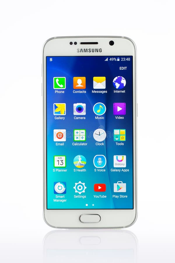 Studio van een witte Samsung-Melkwegs6 smartphone die wordt geschoten Studio van een witte Samsung-Melkwegs6 smartphone die wordt geschoten