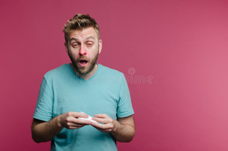 Studiobild från en ung man med näsduken som går att nysa Den isolerade sjuka grabben har den rinnande n?san mannen gör en bot för royaltyfri foto Studiobild från en ung man med näsduken som går att nysa Den isolerade sjuka grabben har den rinnande n?san mannen gör en bot för royaltyfri foto