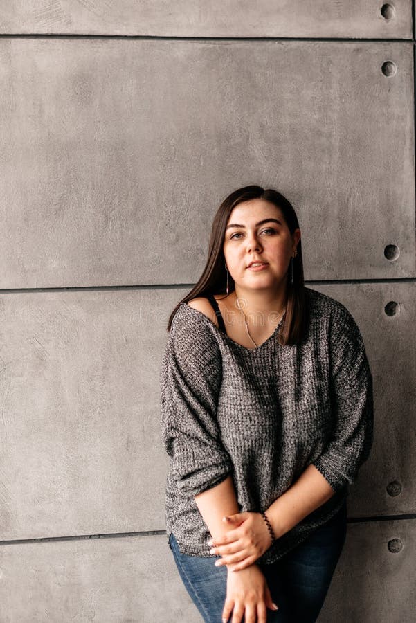 Studiofoto eines schönen erwachsenen Mädchens stockfotos