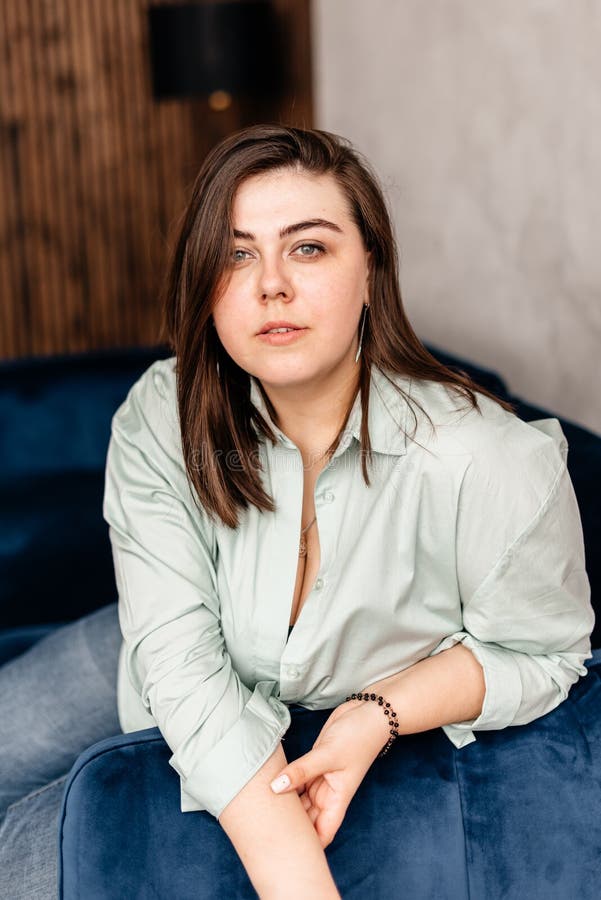 Studiofoto eines schönen erwachsenen Mädchens lizenzfreies stockfoto
