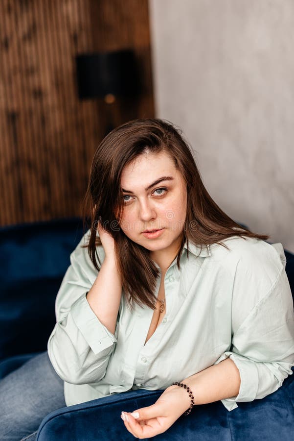 Studiofoto eines schönen erwachsenen Mädchens stockfoto