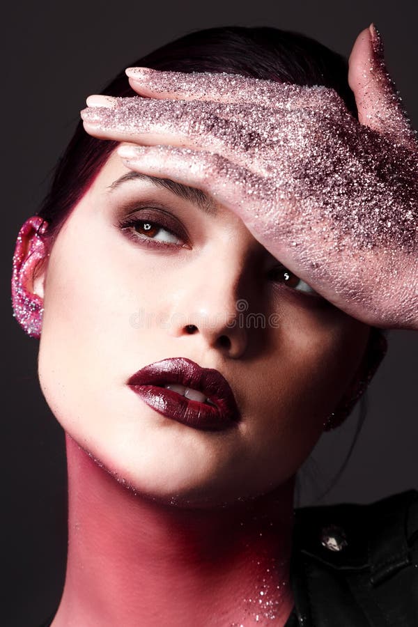 Studiomodeporträt der attraktiven Frau mit kreativem Make-up lizenzfreie stockbilder Studiomodeporträt der attraktiven Frau mit kreativem Make-up lizenzfreie stockbilder