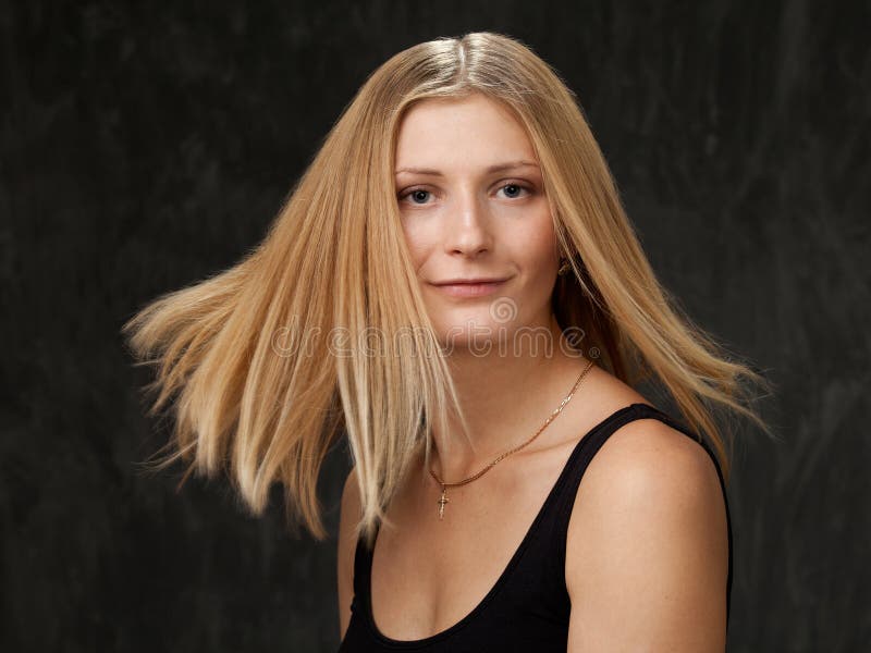 Studioportret van een het jonge blonde en glimlachen royalty-vrije stock foto Studioportret van een het jonge blonde en glimlachen royalty-vrije stock foto