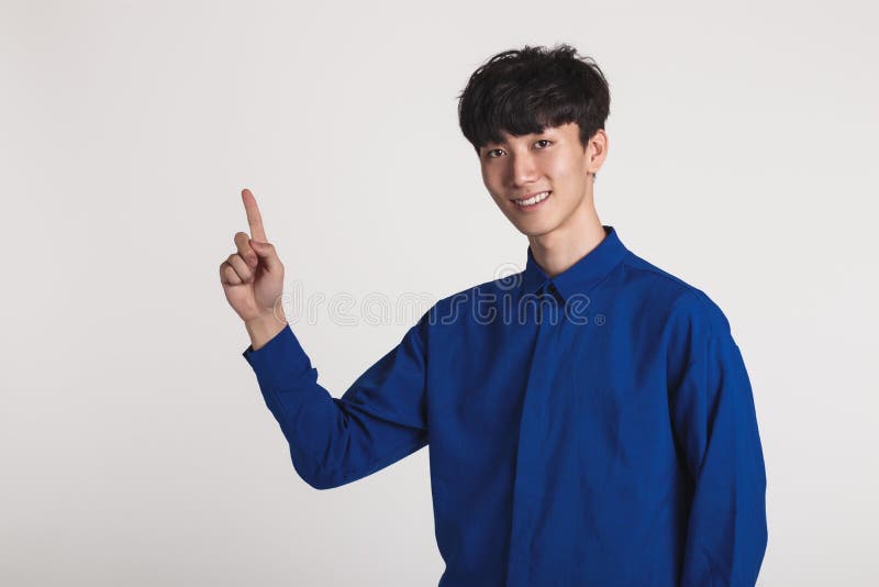 Studioporträt eines asiatischen Mannes, der mit den Händen aufwirft lizenzfreie stockfotos Studioporträt eines asiatischen Mannes, der mit den Händen aufwirft lizenzfreie stockfotos