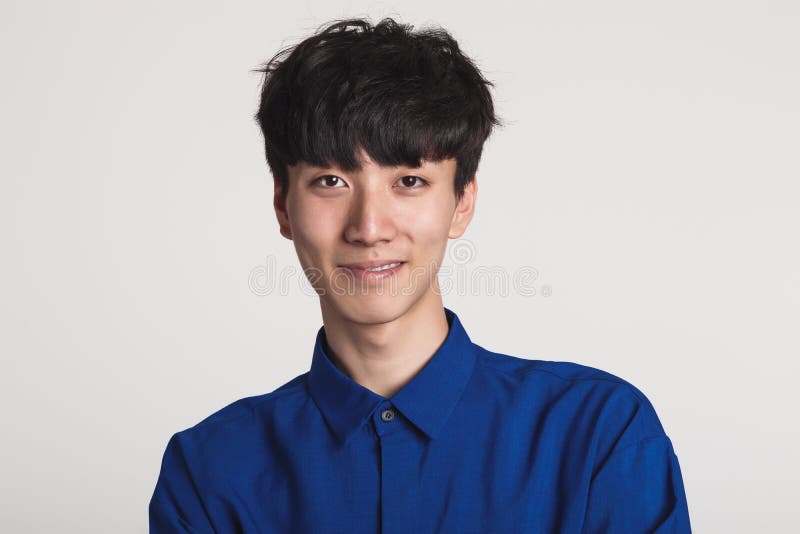 Studioporträt eines asiatischen Mannlächelns überzeugt und glücklich lizenzfreies stockfoto Studioporträt eines asiatischen Mannlächelns überzeugt und glücklich lizenzfreies stockfoto