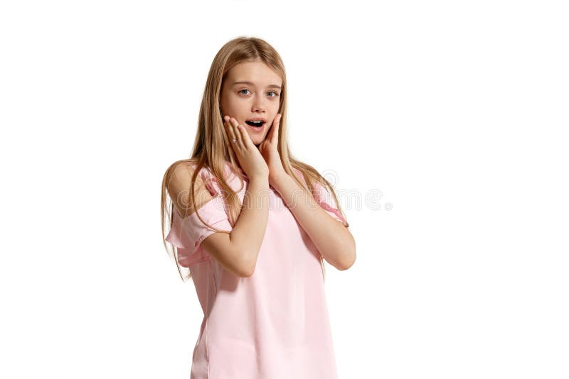 Studioporträt eines blonden Jugendlichen des schönen Mädchens in einer rosa T-Shirt Aufstellung lokalisiert auf weißem Hintergrun stockfoto Studioporträt eines blonden Jugendlichen des schönen Mädchens in einer rosa T-Shirt Aufstellung lokalisiert auf weißem Hintergrun stockfoto