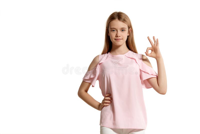 Studioporträt eines blonden Jugendlichen des schönen Mädchens in einer rosa T-Shirt Aufstellung lokalisiert auf weißem Hintergrun stockbilder Studioporträt eines blonden Jugendlichen des schönen Mädchens in einer rosa T-Shirt Aufstellung lokalisiert auf weißem Hintergrun stockbilder