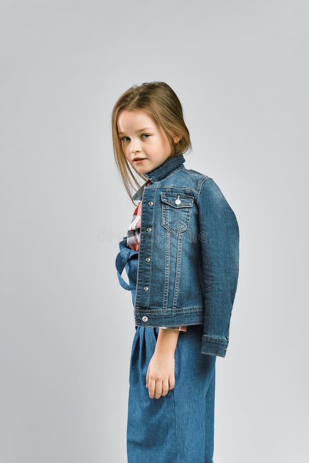 Studioporträt eines Mädchens in einer Jeansklage stockfotografie