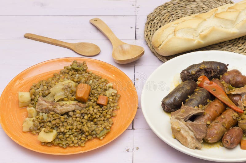 Stufato della lenticchia con le verdure e la carne di maiale immagini stock Stufato della lenticchia con le verdure e la carne di maiale immagini stock