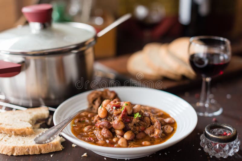 Stufato di fagiolo con carne e pepe nella pianta bianca fotografia stock libera da diritti Stufato di fagiolo con carne e pepe nella pianta bianca fotografia stock libera da diritti