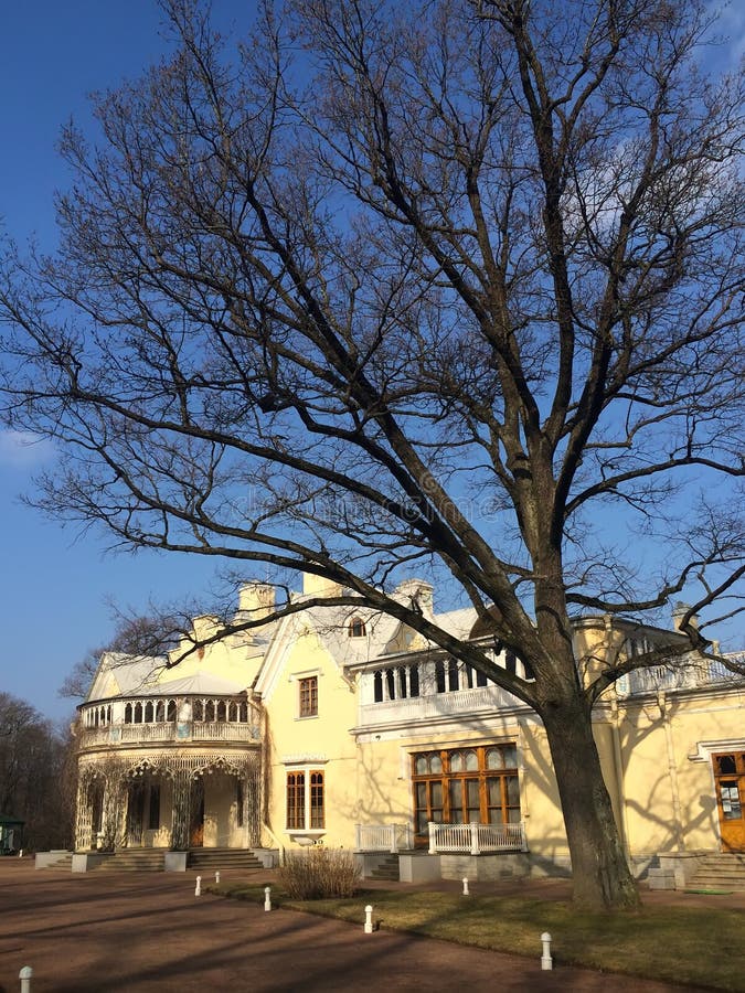 Stugaslotten den centrala arkitektoniska konstruktionen av helheten Alexandria, Peterhof royaltyfri bild Stugaslotten den centrala arkitektoniska konstruktionen av helheten Alexandria, Peterhof royaltyfri bild