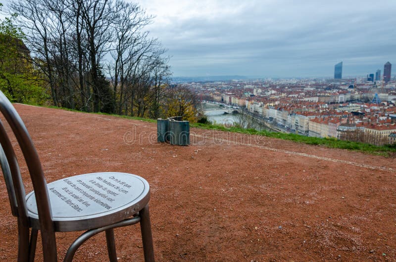 Stuhl auf dem Hügel mit Panoramablick, Lyon, Frankreich lizenzfreie stockfotografie Stuhl auf dem Hügel mit Panoramablick, Lyon, Frankreich lizenzfreie stockfotografie