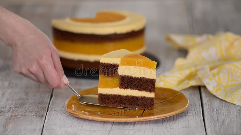 Stuk chocoladekoekjes met perzikmousse en gelei.