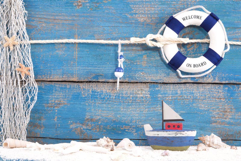Stuk speelgoed boot met shells op een blauwe houten achtergrond voor de zomer, HOL royalty-vrije stock foto's Stuk speelgoed boot met shells op een blauwe houten achtergrond voor de zomer, HOL royalty-vrije stock foto's