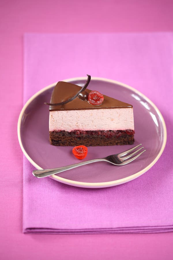Stuk van Chocolade Cherry Mousse Cake, op een purpere plaat stock foto's Stuk van Chocolade Cherry Mousse Cake, op een purpere plaat stock foto's