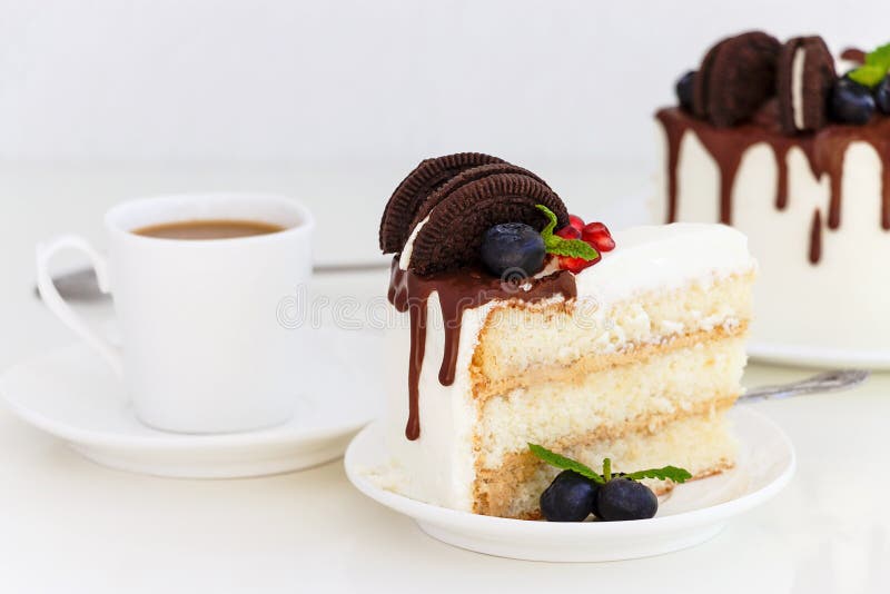 Stuk van de cake van de vanillelaag met verse bessen, roomkaas stock foto's Stuk van de cake van de vanillelaag met verse bessen, roomkaas stock foto's