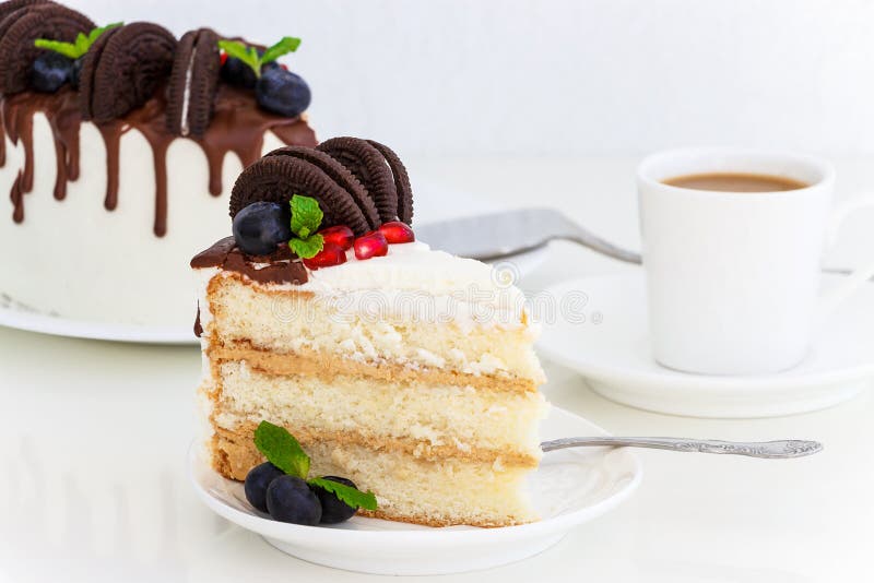 Stuk van de cake van de vanillelaag met verse bessen, roomkaas royalty-vrije stock foto Stuk van de cake van de vanillelaag met verse bessen, roomkaas royalty-vrije stock foto