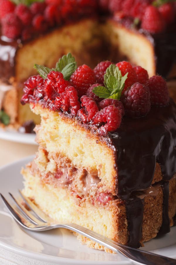 Stuk van frambozencake op een witte plaatmacro verticaal royalty-vrije stock foto Stuk van frambozencake op een witte plaatmacro verticaal royalty-vrije stock foto