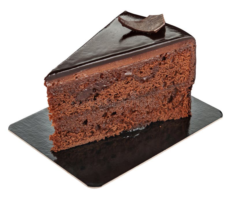 Stuk van zoete die chocoladecake op een document plaat op wit wordt geïsoleerd stock foto Stuk van zoete die chocoladecake op een document plaat op wit wordt geïsoleerd stock foto