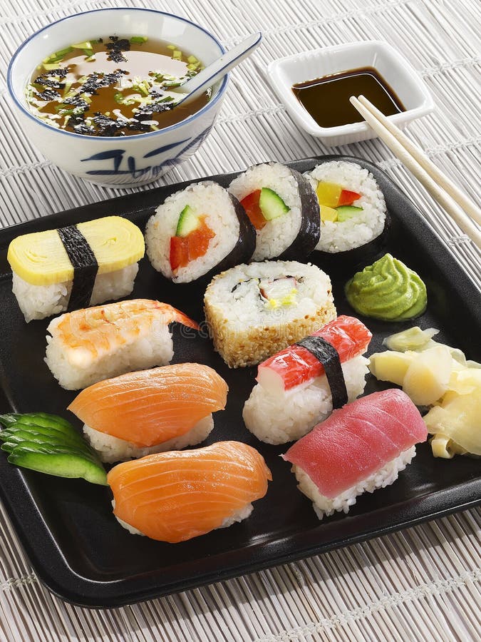 12 stukken Sushi op een zwarte plaat stock foto's 12 stukken Sushi op een zwarte plaat stock foto's