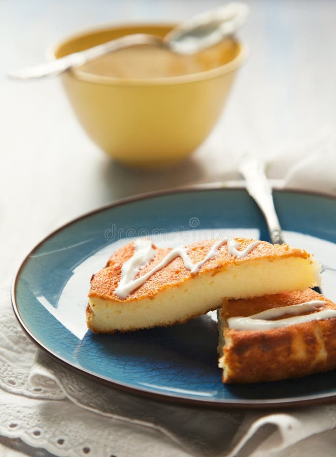 Stukken van Gebakken Ricotta-Cake met room royalty-vrije stock fotografie