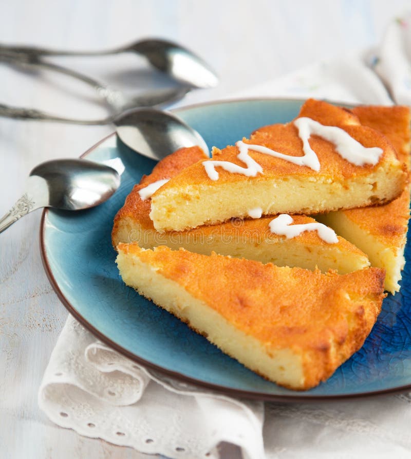 Stukken van Gebakken Ricotta-Cake met room stock fotografie