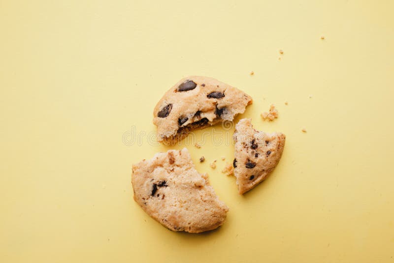 Stukken van gebroken koekje, dieet, deel, het delen stock fotografie Stukken van gebroken koekje, dieet, deel, het delen stock fotografie
