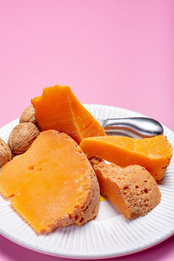 Stukken van inheemse Franse oude die kaas Mimolette, in Lille worden veroorzaakt royalty-vrije stock afbeelding Stukken van inheemse Franse oude die kaas Mimolette, in Lille worden veroorzaakt royalty-vrije stock afbeelding