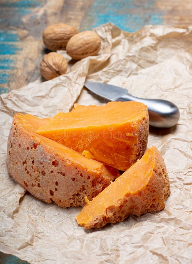 Stukken van inheemse Franse oude die kaas Mimolette, in Lille worden veroorzaakt stock foto's Stukken van inheemse Franse oude die kaas Mimolette, in Lille worden veroorzaakt stock foto's