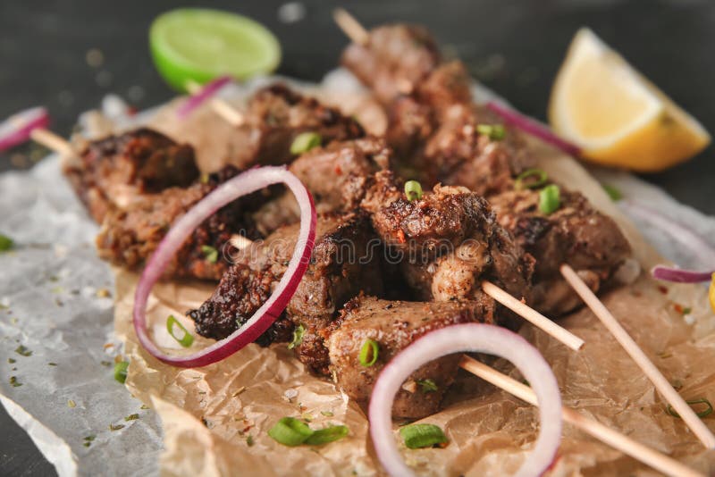 Stukken van kebab op perkament, close-up stock afbeeldingen Stukken van kebab op perkament, close-up stock afbeeldingen