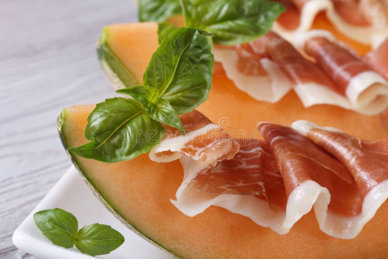 Stukken van meloen met ham en basilicum horizontale macro stock afbeeldingen Stukken van meloen met ham en basilicum horizontale macro stock afbeeldingen