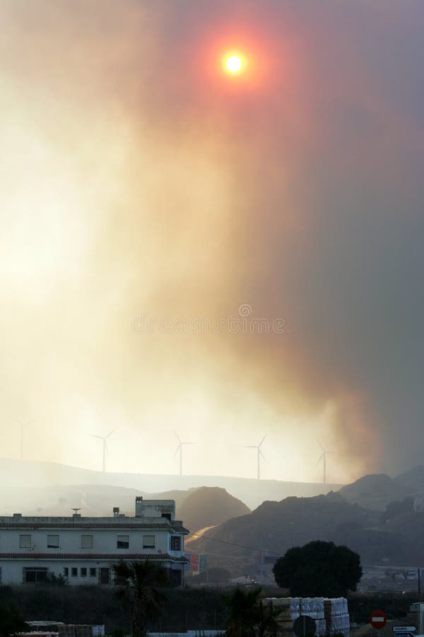 Stumpfe Sonne, die durch Rauch vom Waldbrand in Spanien scheint lizenzfreie stockbilder Stumpfe Sonne, die durch Rauch vom Waldbrand in Spanien scheint lizenzfreie stockbilder