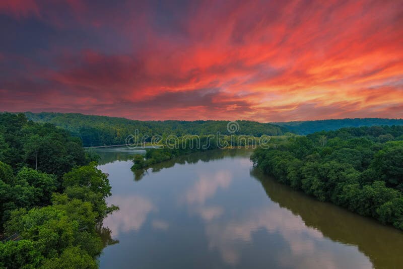 Ohromující anténa z stále hnědý vody z řeka obklopen podle rozsáhlý km z bujný zelený stromy nebe silný mraky na západ slunce na dřevěný v gruzínsko.