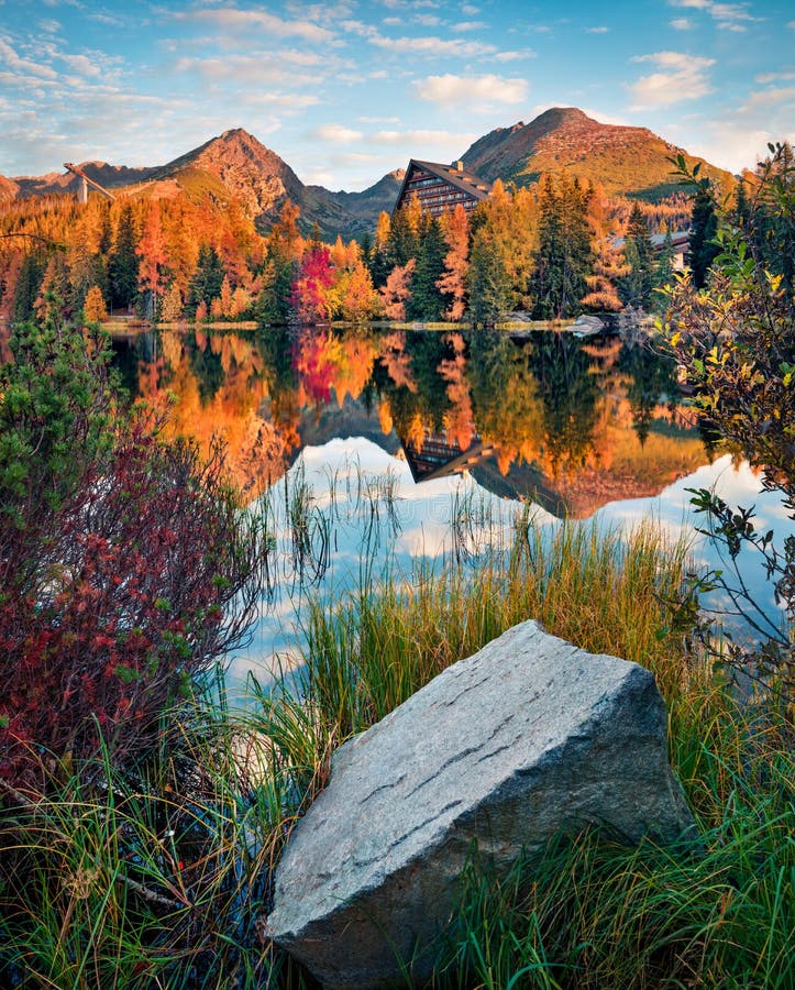 Nádherný jesenný pohľad na Štrbské pleso. Malebná ranná scéna národného parku Vysoké Tatry, Slovensko, Európa. Krása na