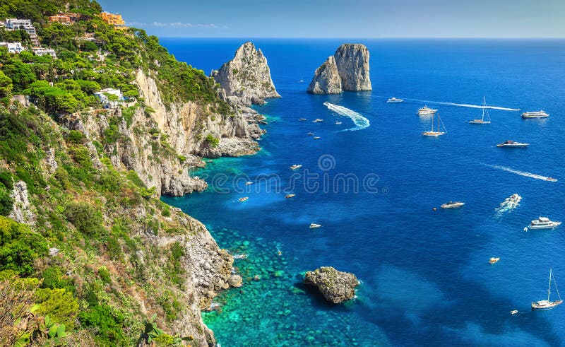 Stunning Capri wyspa, plaża i Faraglioni falezy, Włochy, Europa