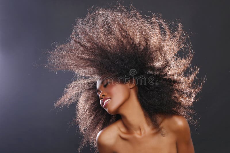 Hermoso impresionante retrato Americano negro una mujer el gran cabello.