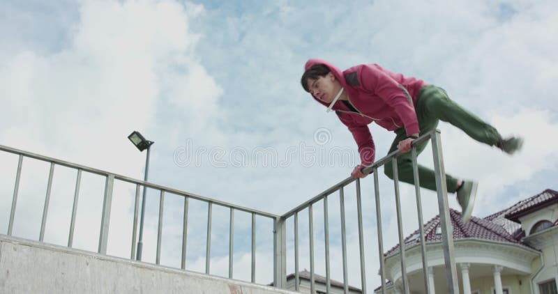 Stuntman die flippert op een skateboardbaan in de openlucht