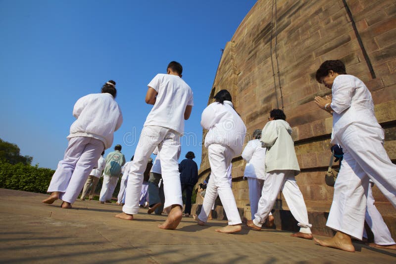 Паломники, молящиеся у буддийской ступы стоковые изображения rf