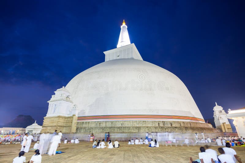 Stupa in Anuradhapura, Sri Lanka di Ruwanwelisaya fotografie stock Stupa in Anuradhapura, Sri Lanka di Ruwanwelisaya fotografie stock