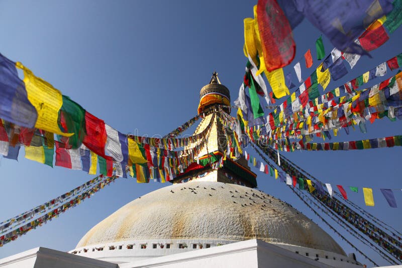 Stupa Bodhnath с цветастым флагом стоковая фотография Stupa Bodhnath с цветастым флагом стоковая фотография