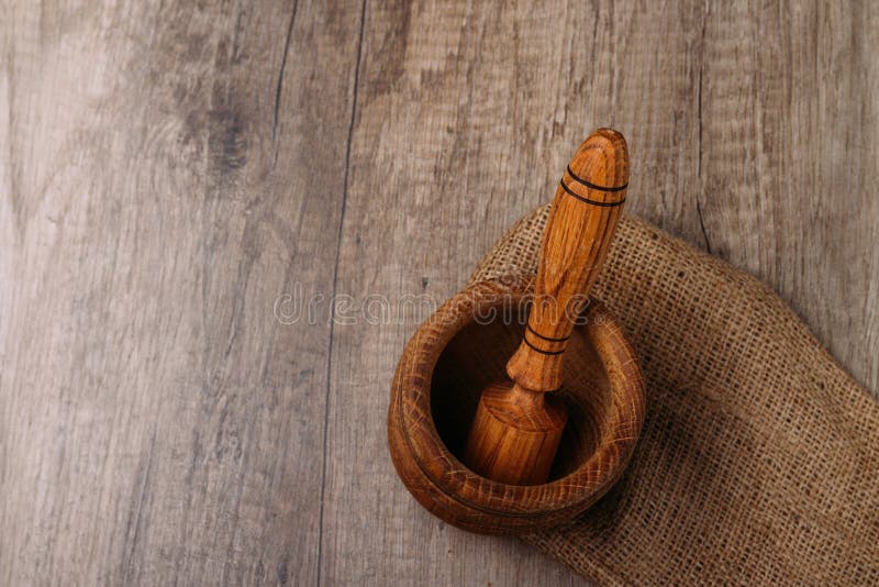 stupa e pilão na serapilheira na tabela da vila kitchenware esmagamento tiro horizontal com um espaço vazio para o texto especiar foto de stock stupa e pilão na serapilheira na tabela da vila kitchenware esmagamento tiro horizontal com um espaço vazio para o texto especiar foto de stock