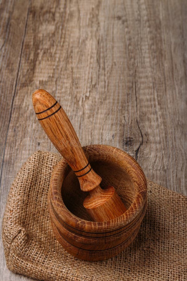 stupa e pilão na serapilheira na tabela da vila kitchenware esmagamento Tiro vertical com um espaço vazio para o texto menu, espe fotografia de stock royalty free stupa e pilão na serapilheira na tabela da vila kitchenware esmagamento Tiro vertical com um espaço vazio para o texto menu, espe fotografia de stock royalty free