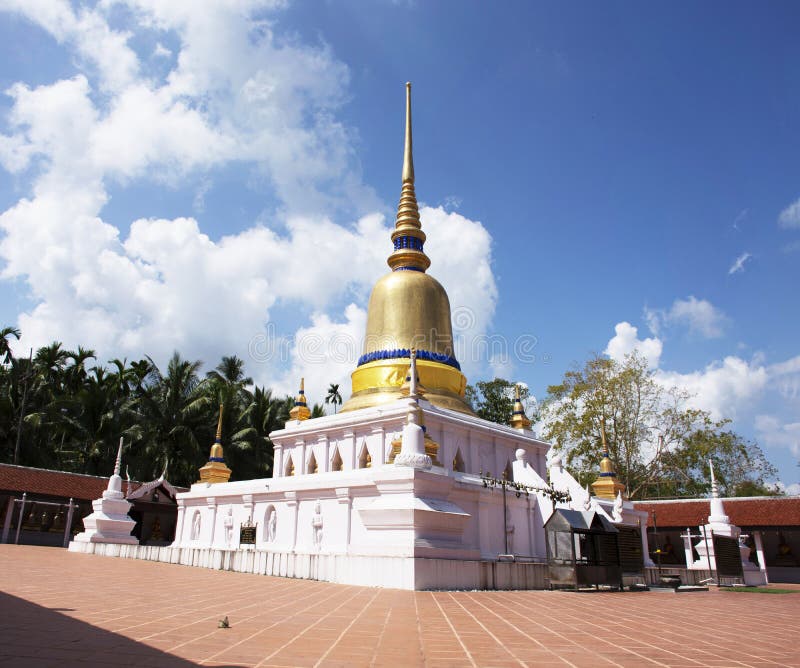 Stupa kt?ry podr??uje wizyta szacuneku modlenia chedi i Buddha statuy w Chumphon sawi ?wi?tynia dla tajlandzkich ludzi, Tajlandia obrazy stock Stupa kt?ry podr??uje wizyta szacuneku modlenia chedi i Buddha statuy w Chumphon sawi ?wi?tynia dla tajlandzkich ludzi, Tajlandia obrazy stock